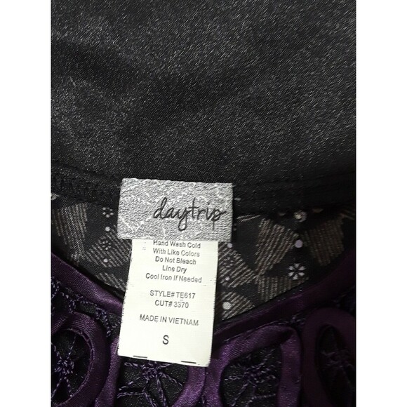 Daytrip Sleeveless blouse Top Purple Black Silver Kaleidoscope Lace size small - Picture 8 of 9